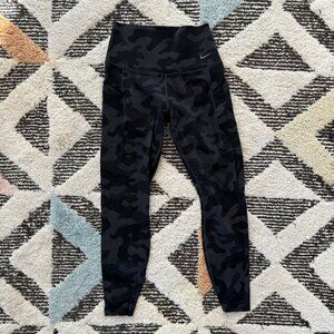 GUC Nike Universa High Waisted 7/8ths camo pocket leggings
